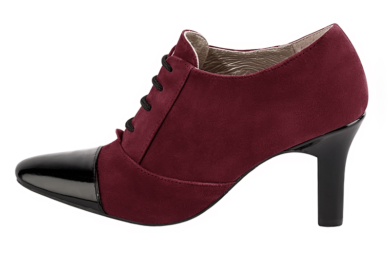 Gloss black and burgundy red women's essential lace-up shoes. Round toe. High kitten heels. Profile view - Florence KOOIJMAN